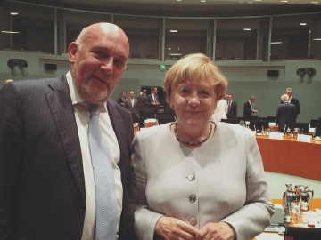 Angela Merkel lädt Franz Przechowski ein